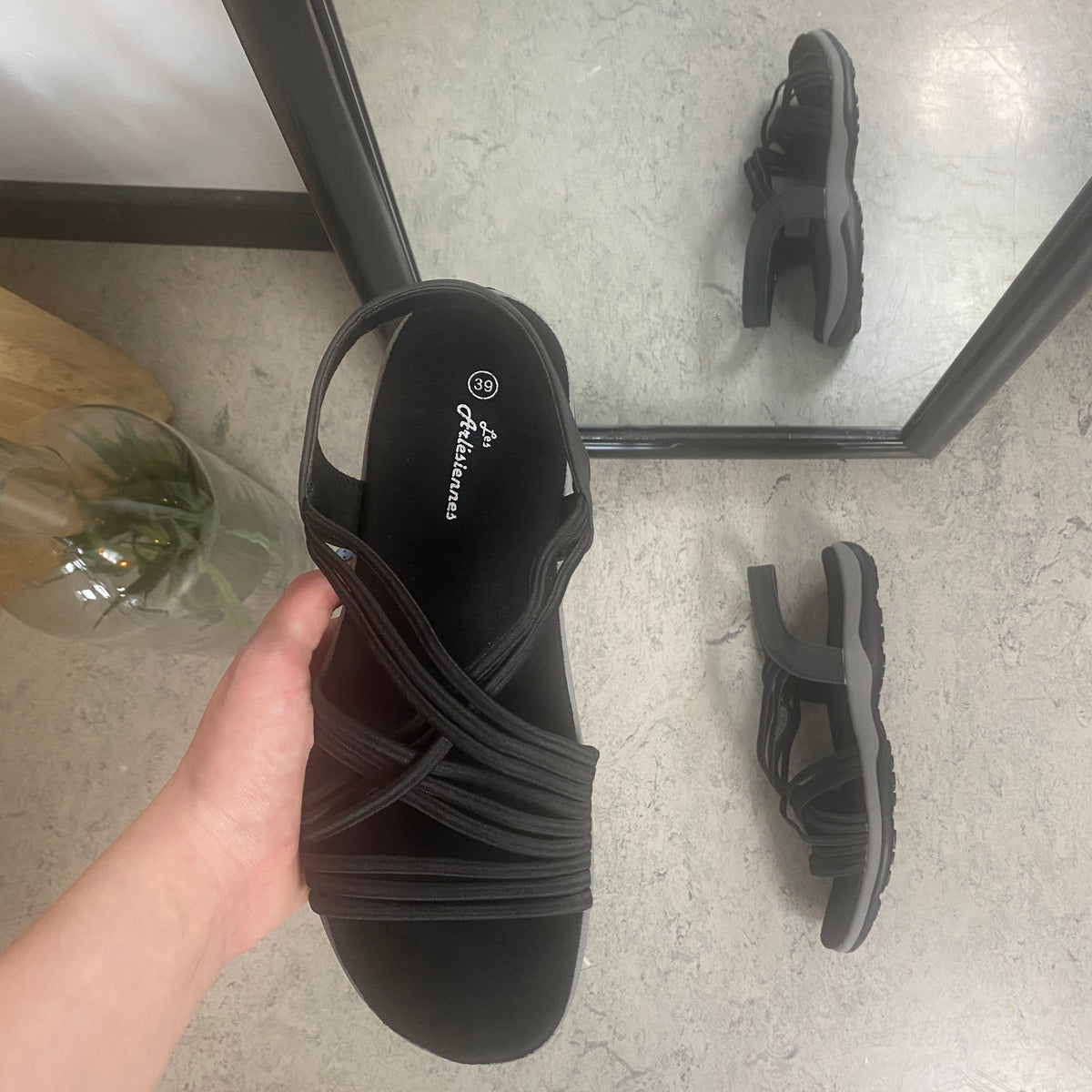 Sort sandal med elastikremme – klassisk model med blød skumsål
