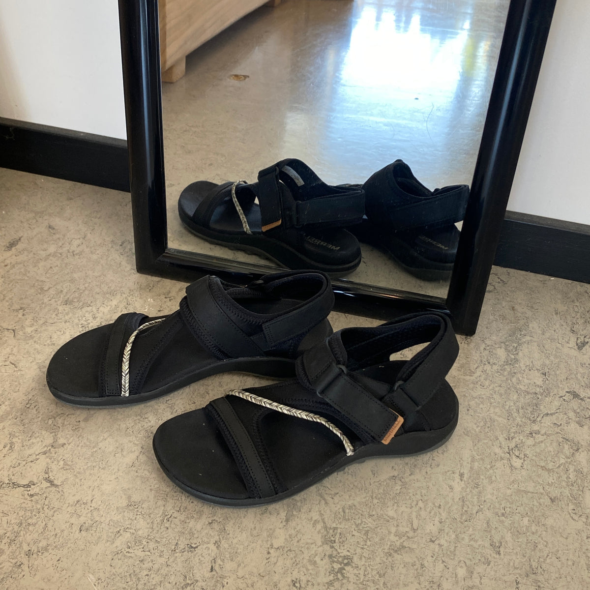 Sort Merrell sandal – komfortabel sandal med justerbar pasform