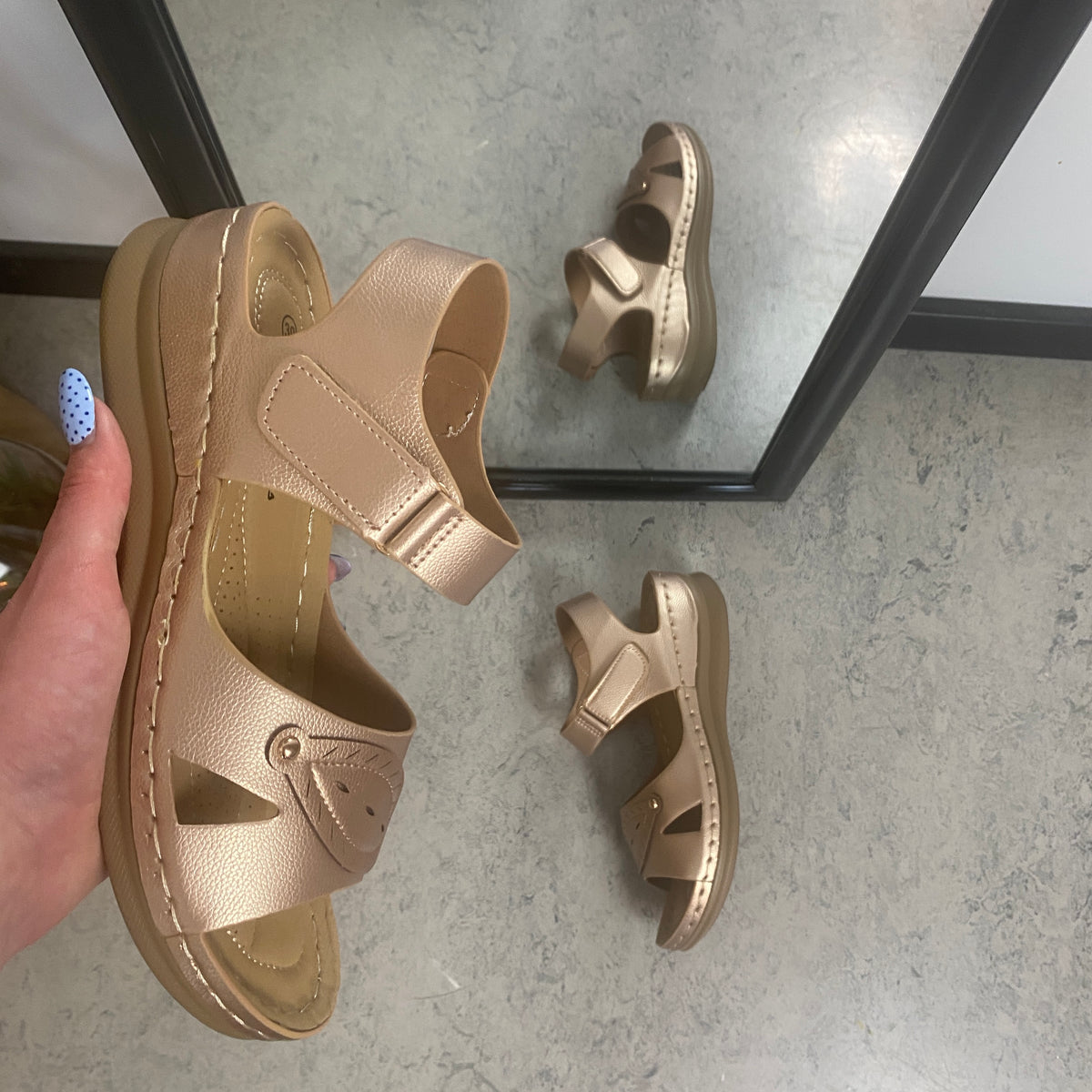 Sandal i Rose Gold – letvægtssandal med feminint udtryk