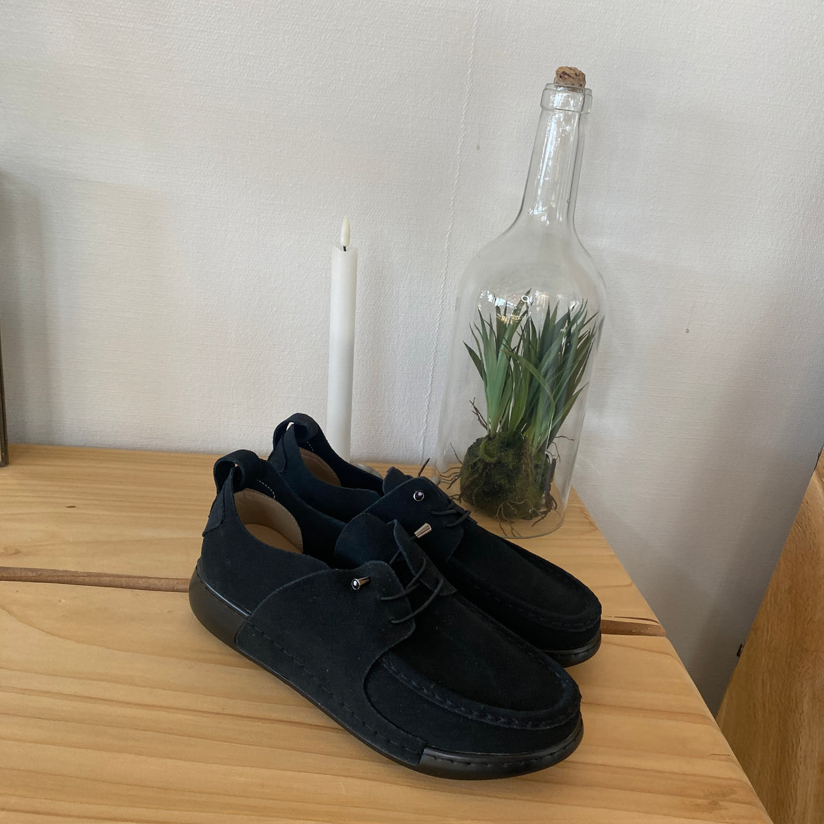 Sort slip-on sko i blød ruskind med fleksibel sål