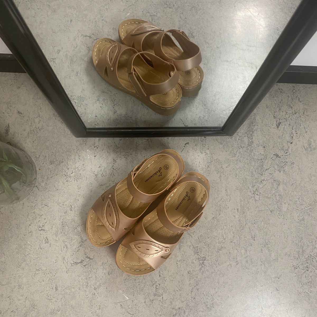 Sandal i Rose Gold – letvægtssandal med feminint udtryk