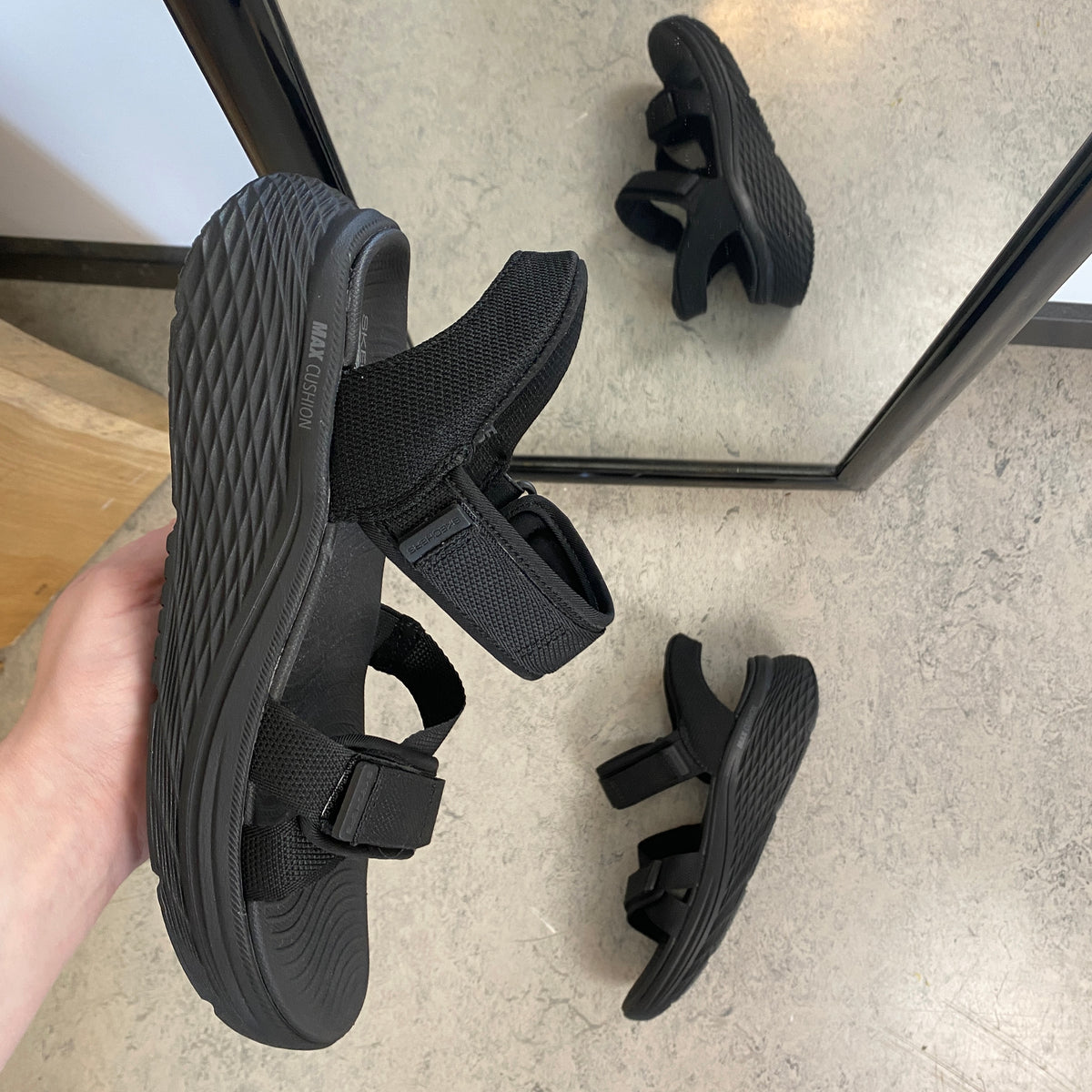 Skechers Max Cushioning sandal i sort – nem Slip-ins pasform