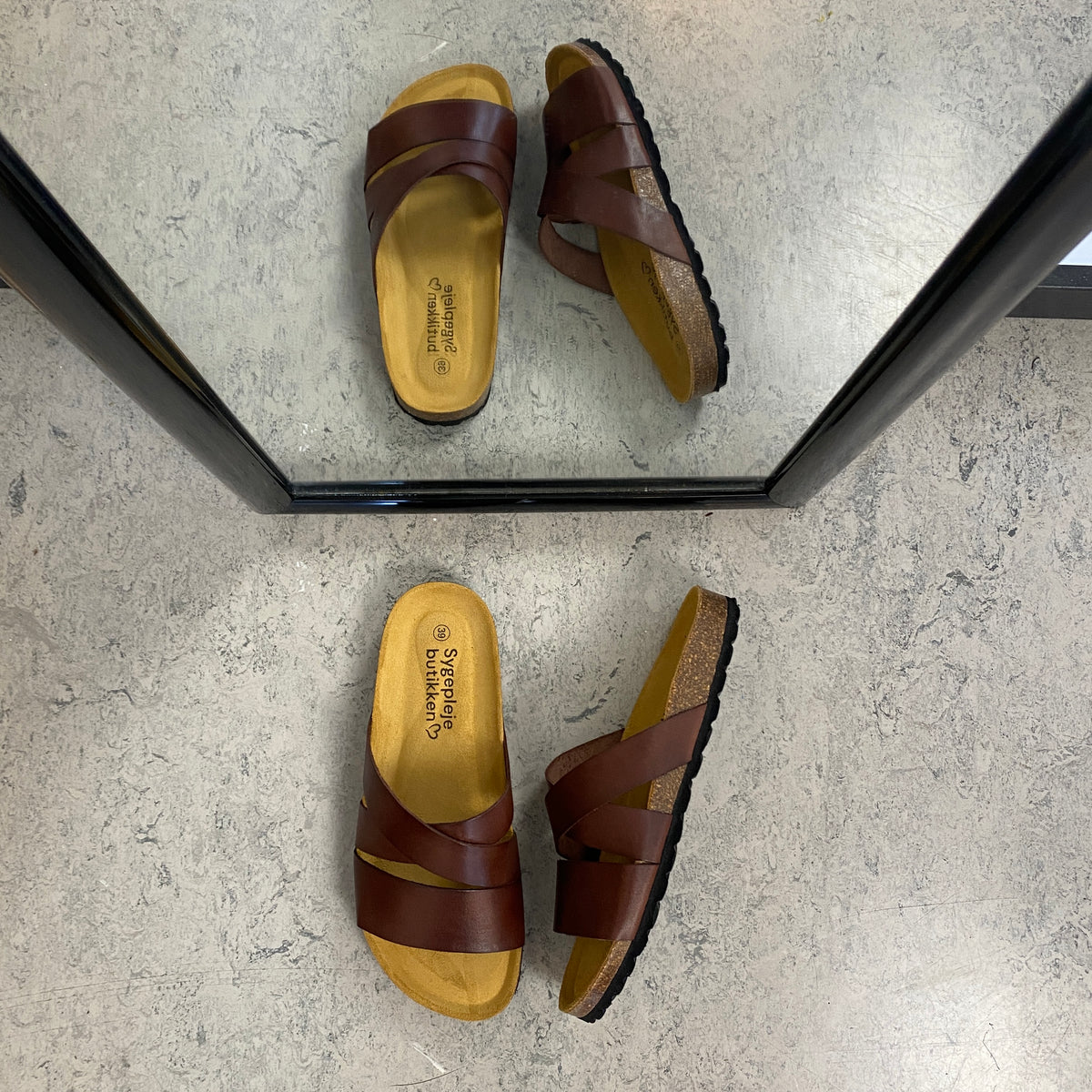 Slip on sandal i brun glat skind med krydsremme – komfort & støtte