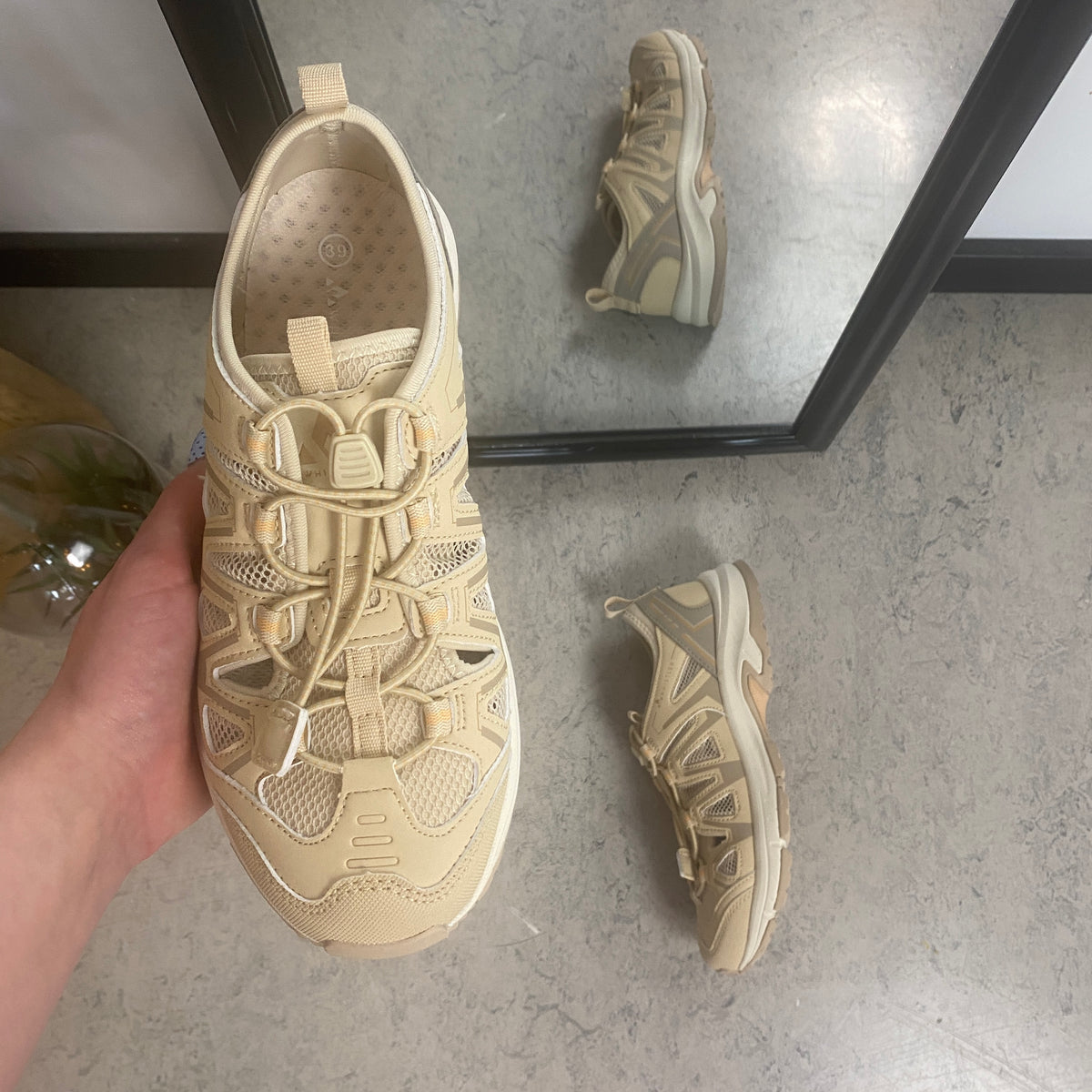 Whistler Puente W Shoe – åndbar sneaker i beige med elastiksnøre