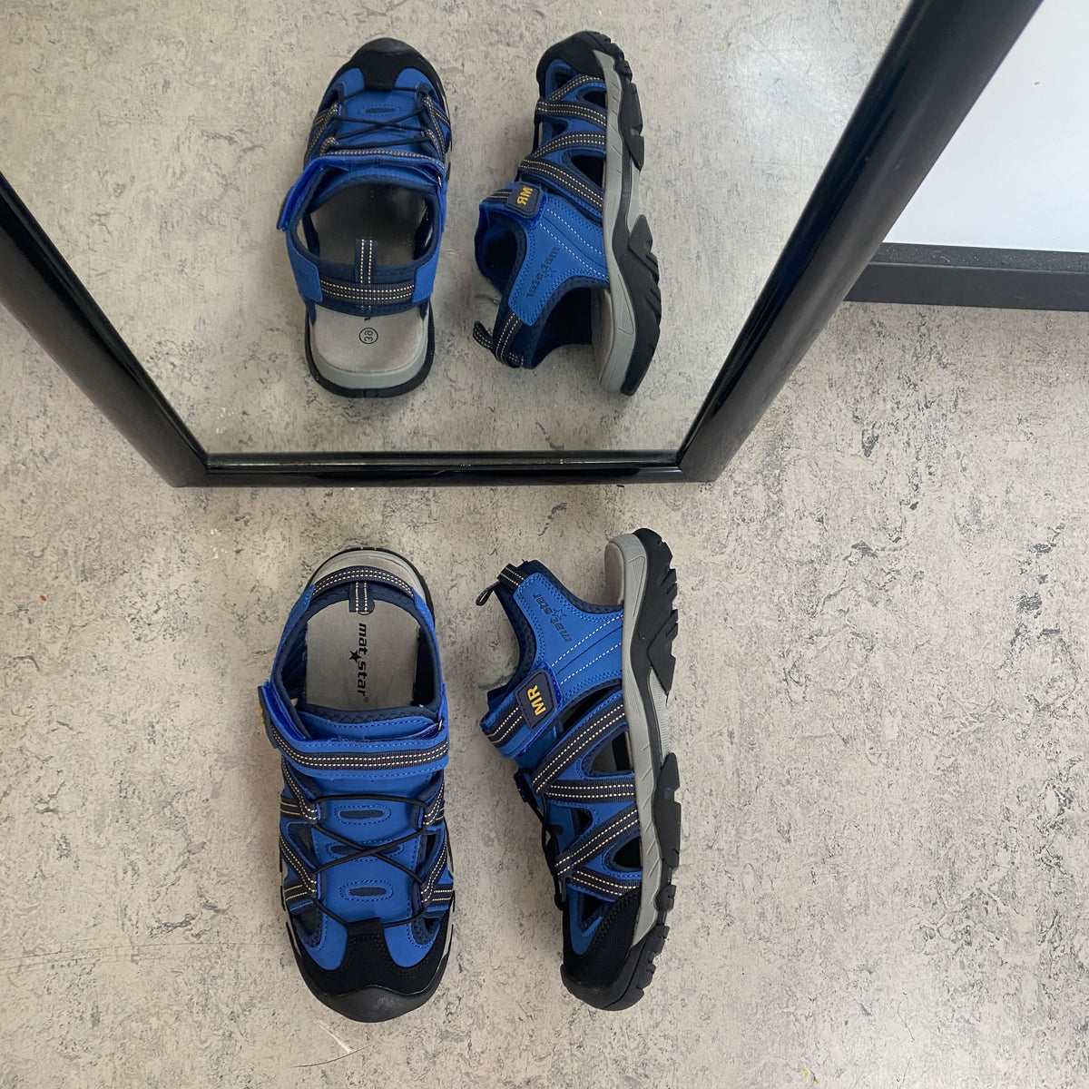 Robust vandresandal i blå med god støtte