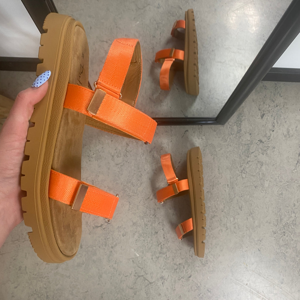 Orange sandal med justerbare remme & komfortabel sål