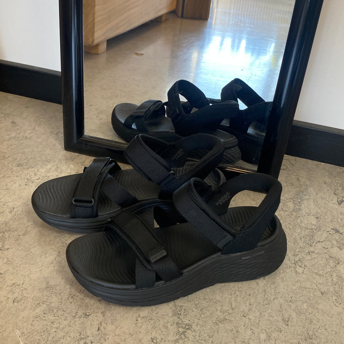 Skechers Max Cushioning sandal i sort – nem Slip-ins pasform
