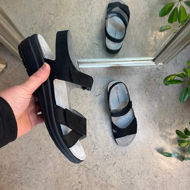 Stødabsorberende sort sandal med aftagelig sål