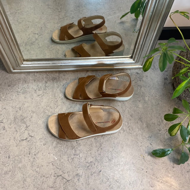 Stødabsorberende brun sandal med aftagelig sål