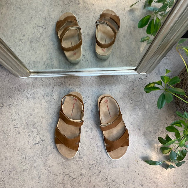 Stødabsorberende brun sandal med aftagelig sål