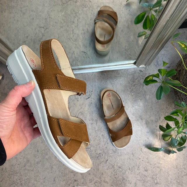 Stødabsorberende brun sandal med aftagelig sål
