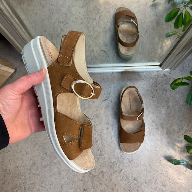 Brun lædersandal med tre justerbare remme og en aftagelig indersål