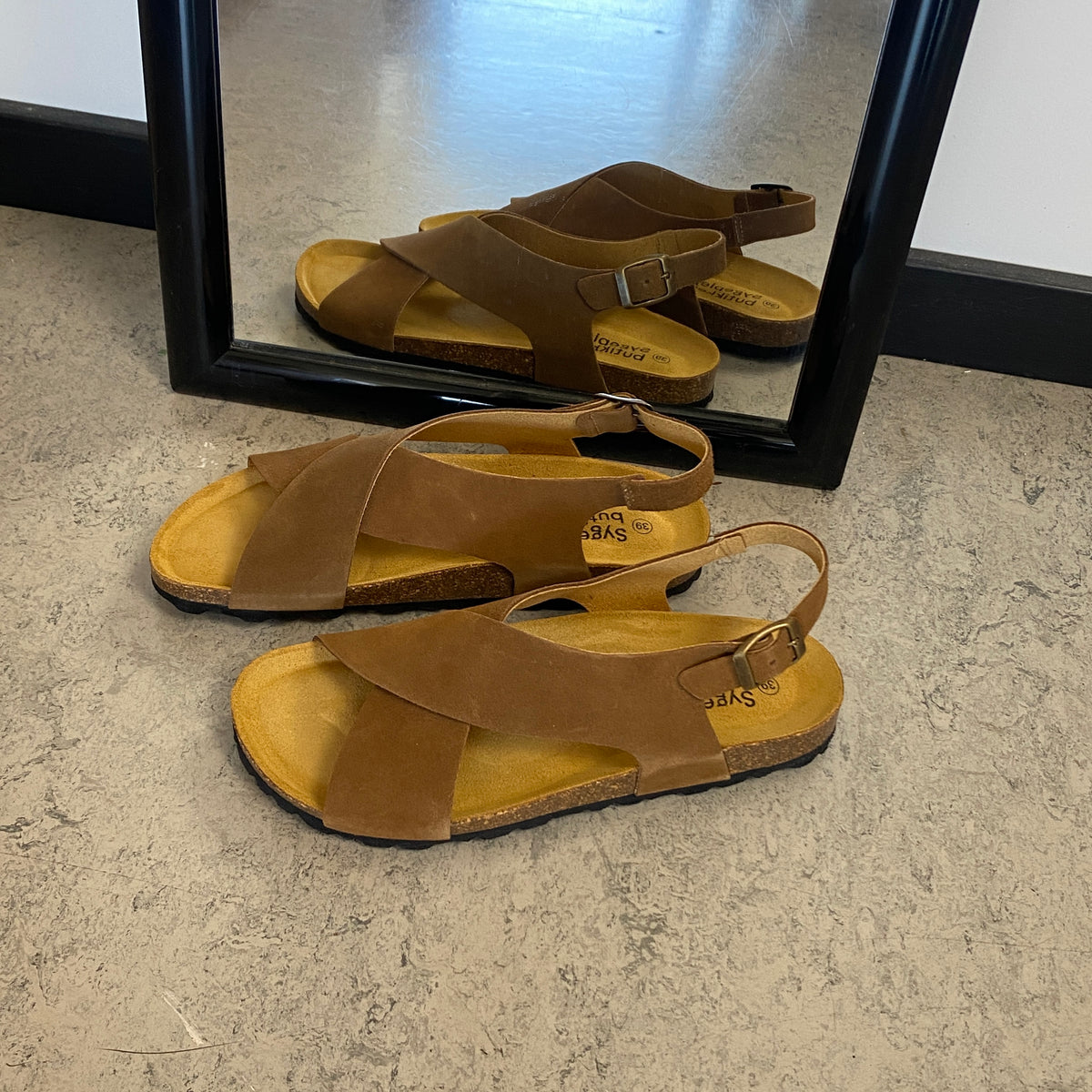 Serraje Roble – brun sandal med krydsremme & bagrem
