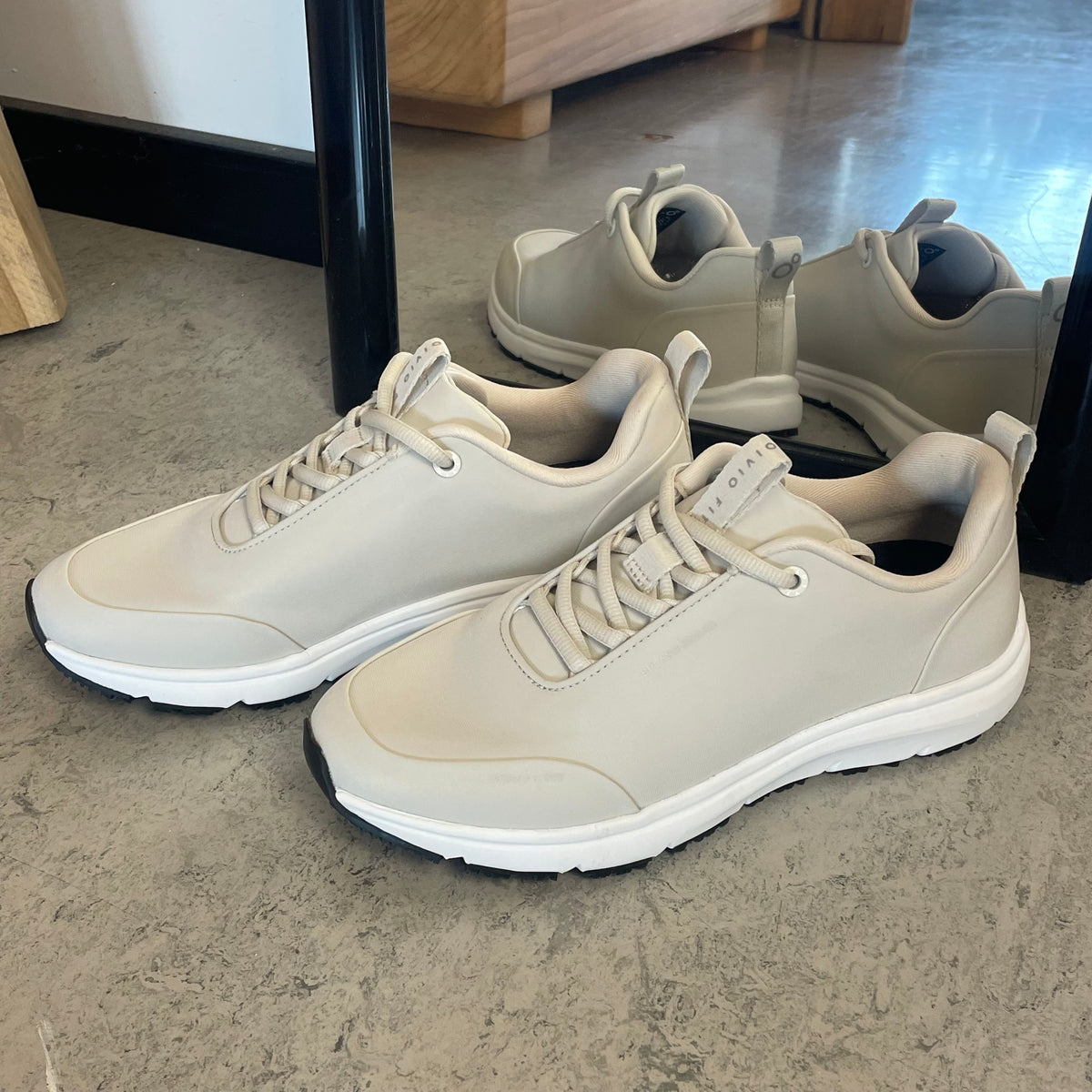 Hvid komfort sneaker med skridhæmmende sål & vandtæt membran