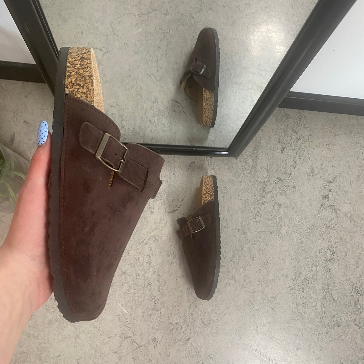 Mørkebrun slip on sandal i tekstil med justerbart spænde
