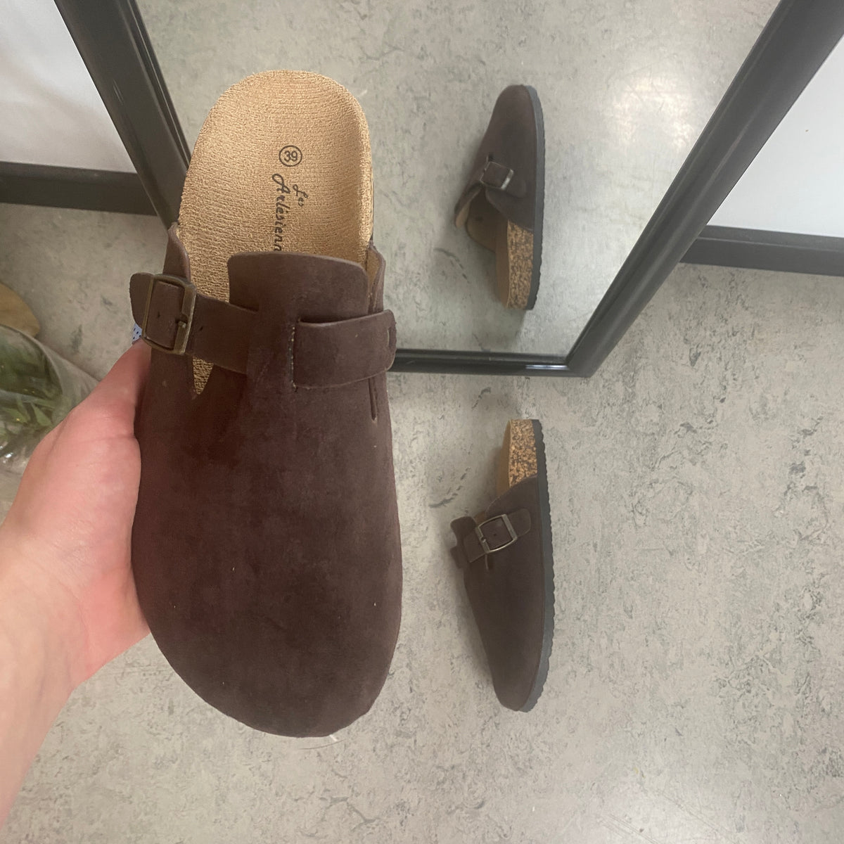 Mørkebrun slip on sandal i tekstil med justerbart spænde