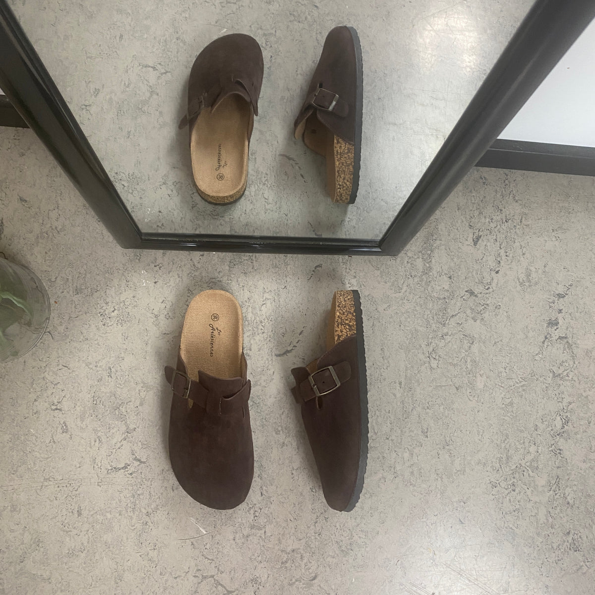 Mørkebrun slip on sandal i tekstil med justerbart spænde
