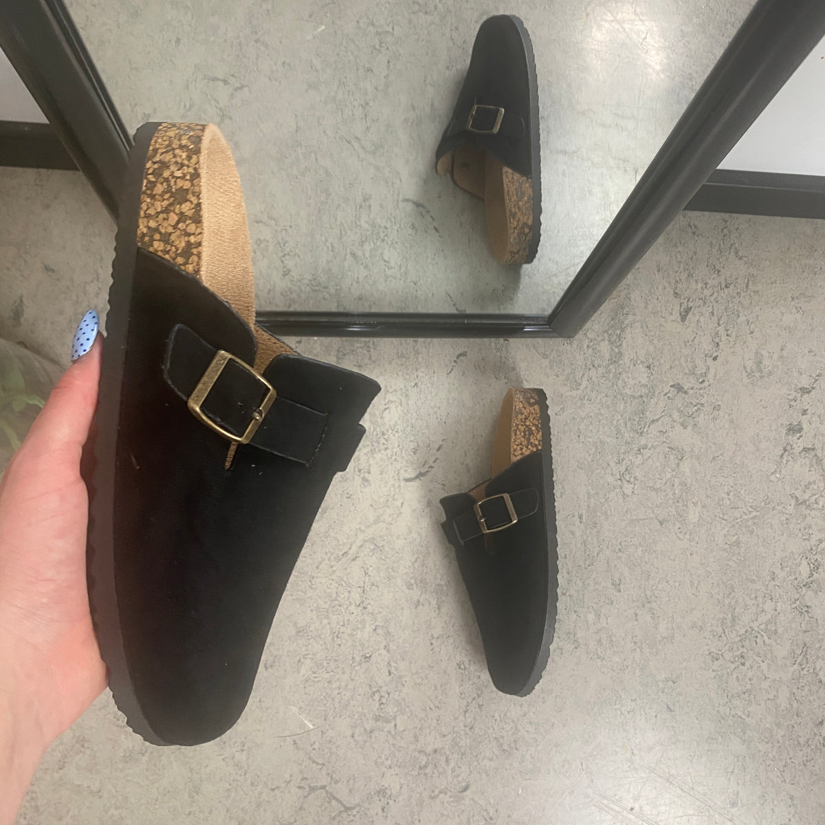Sort slip on sandal i tekstil – klassisk model med justerbart spænde