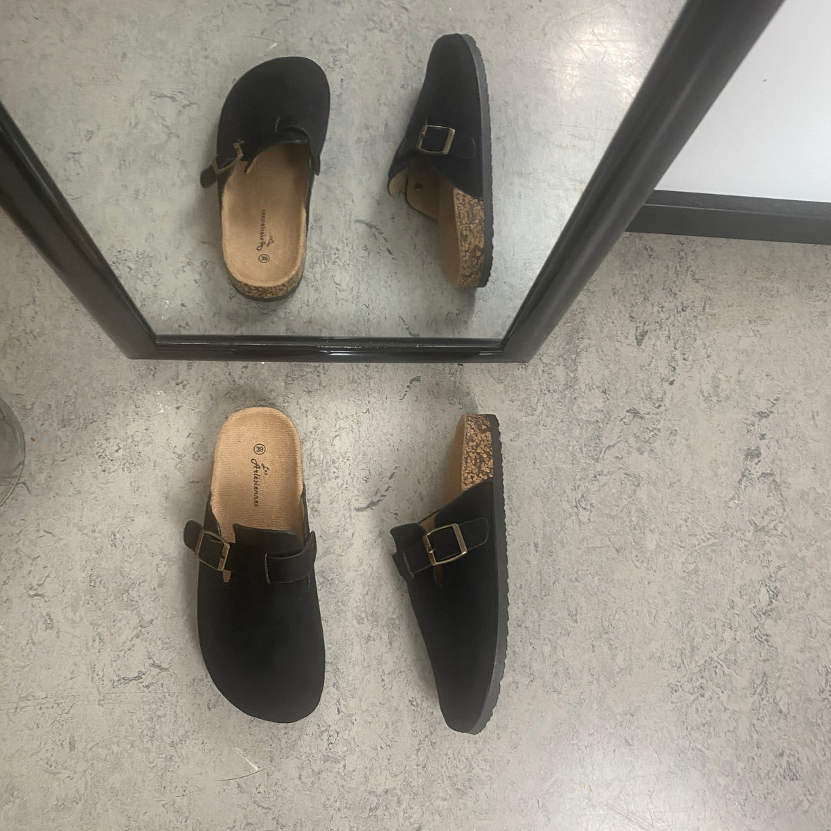 Sort slip on sandal i tekstil – klassisk model med justerbart spænde