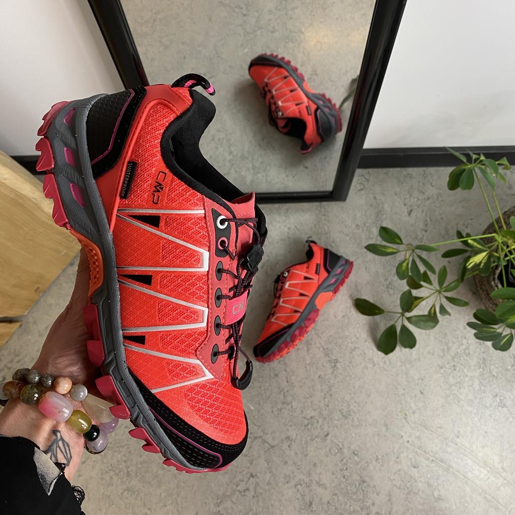 Pink vandresko fra CMP med fine detaljer og justerbar snøre