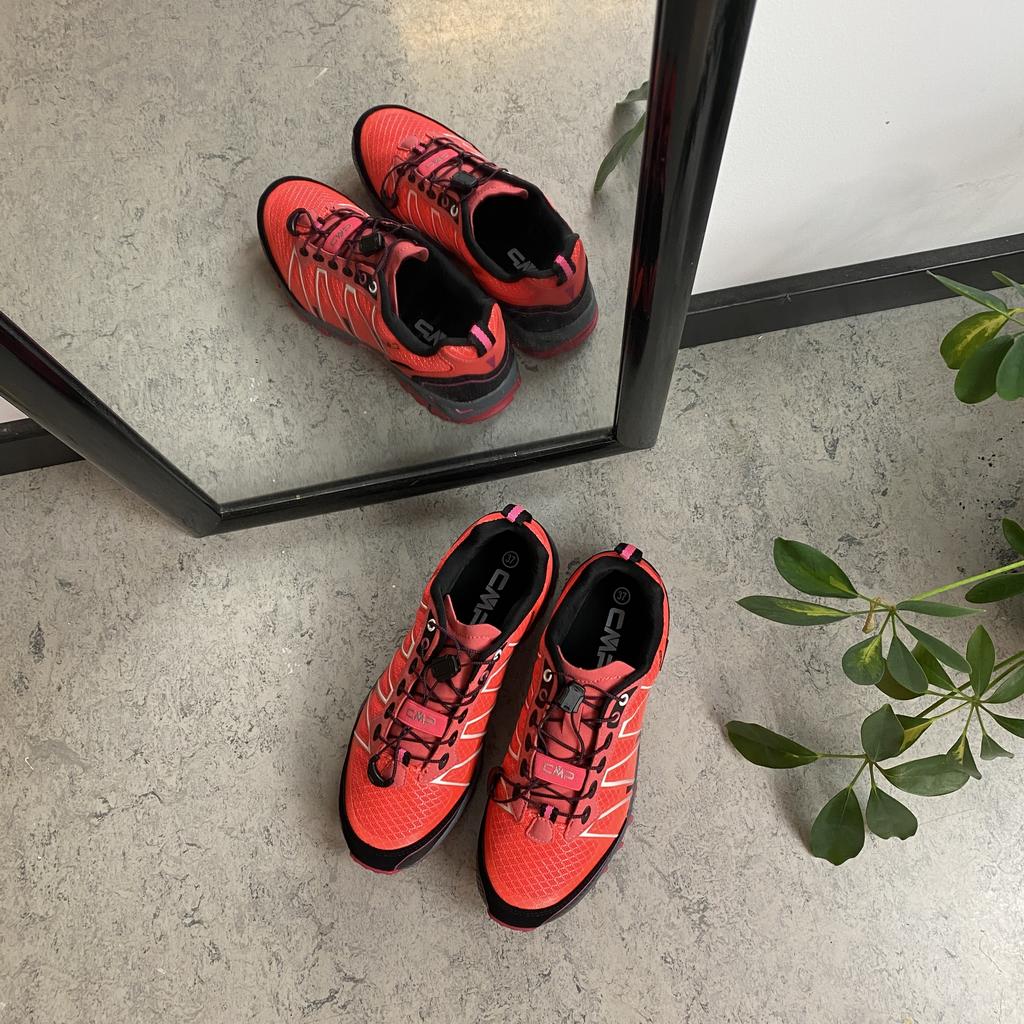 Pink vandresko fra CMP med fine detaljer og justerbar snøre