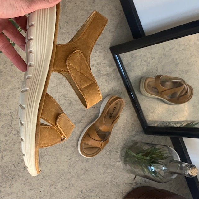 Komfortabel og let sandal i smukt camel-farvet