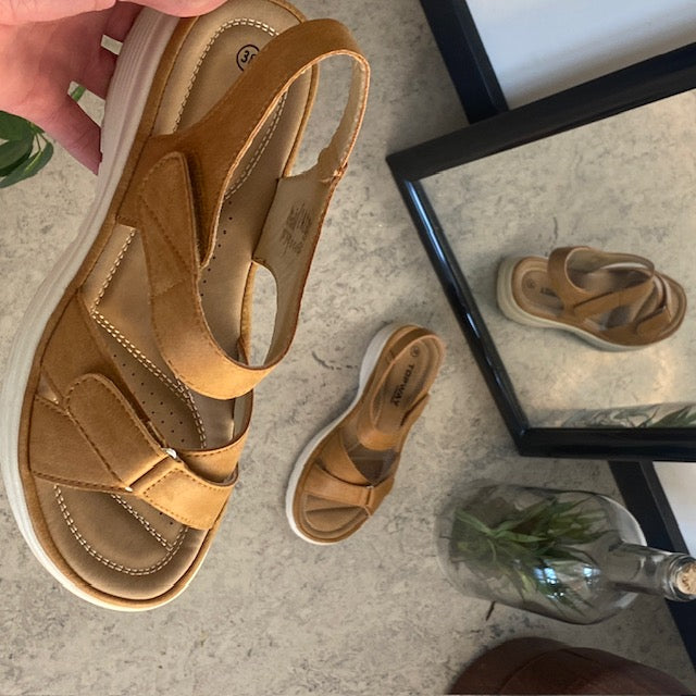 Komfortabel og let sandal i smukt camel-farvet