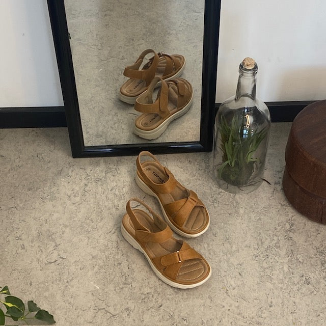 Komfortabel og let sandal i smukt camel-farvet