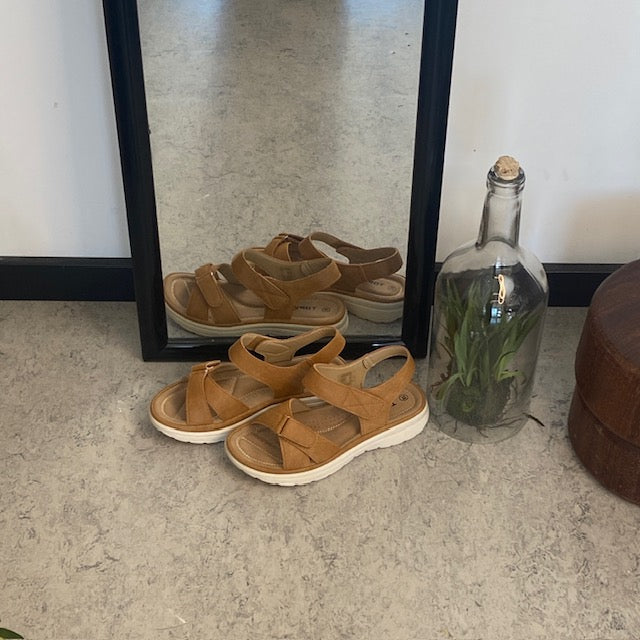 Komfortabel og let sandal i smukt camel-farvet