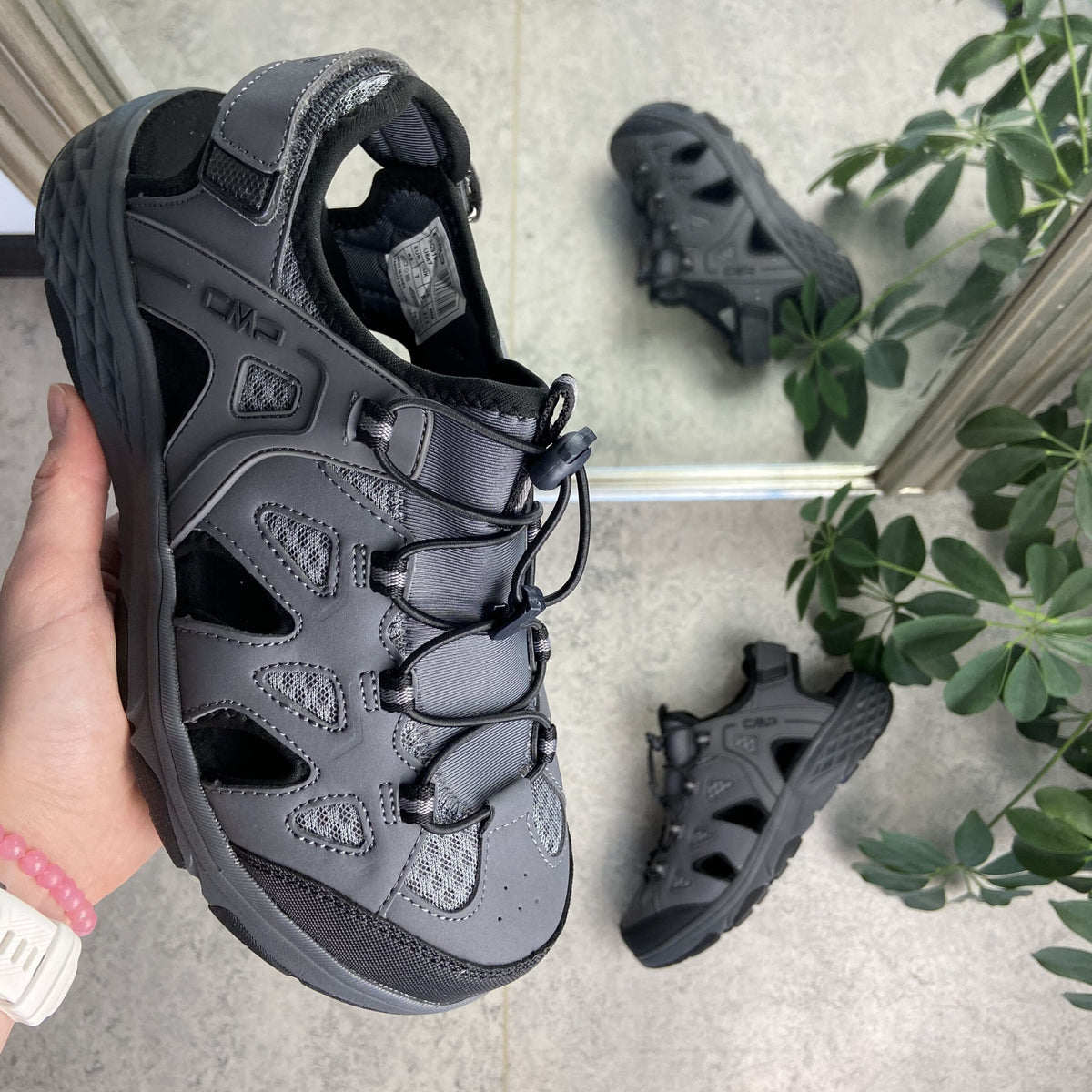 Lukket vandre sandal i grå fra CMP