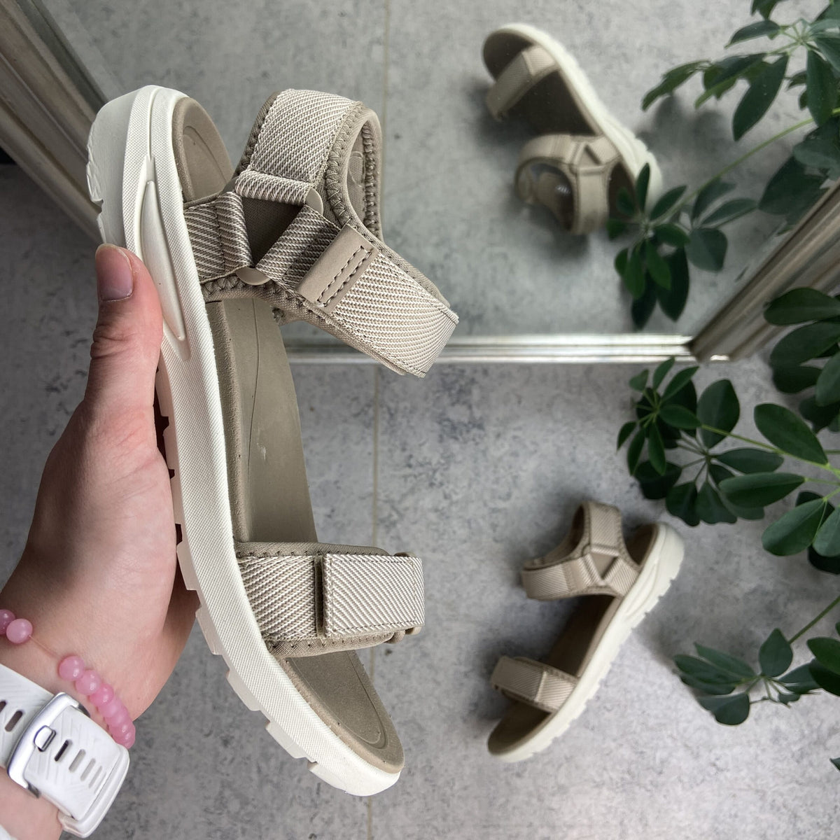 Sandfarvet let sandal med brede remme