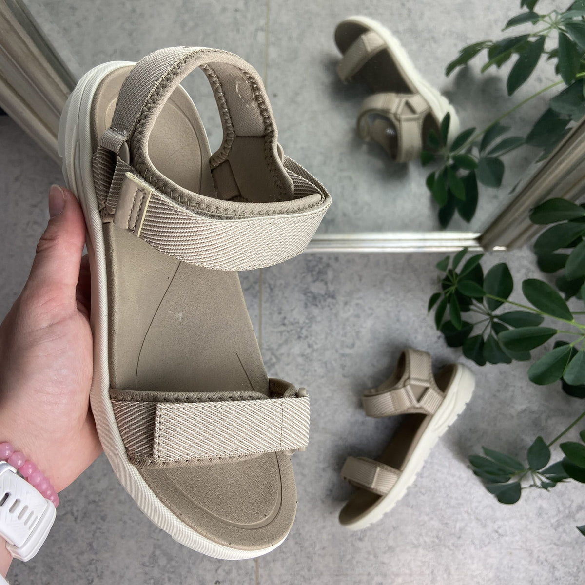 Sandfarvet let sandal med brede remme