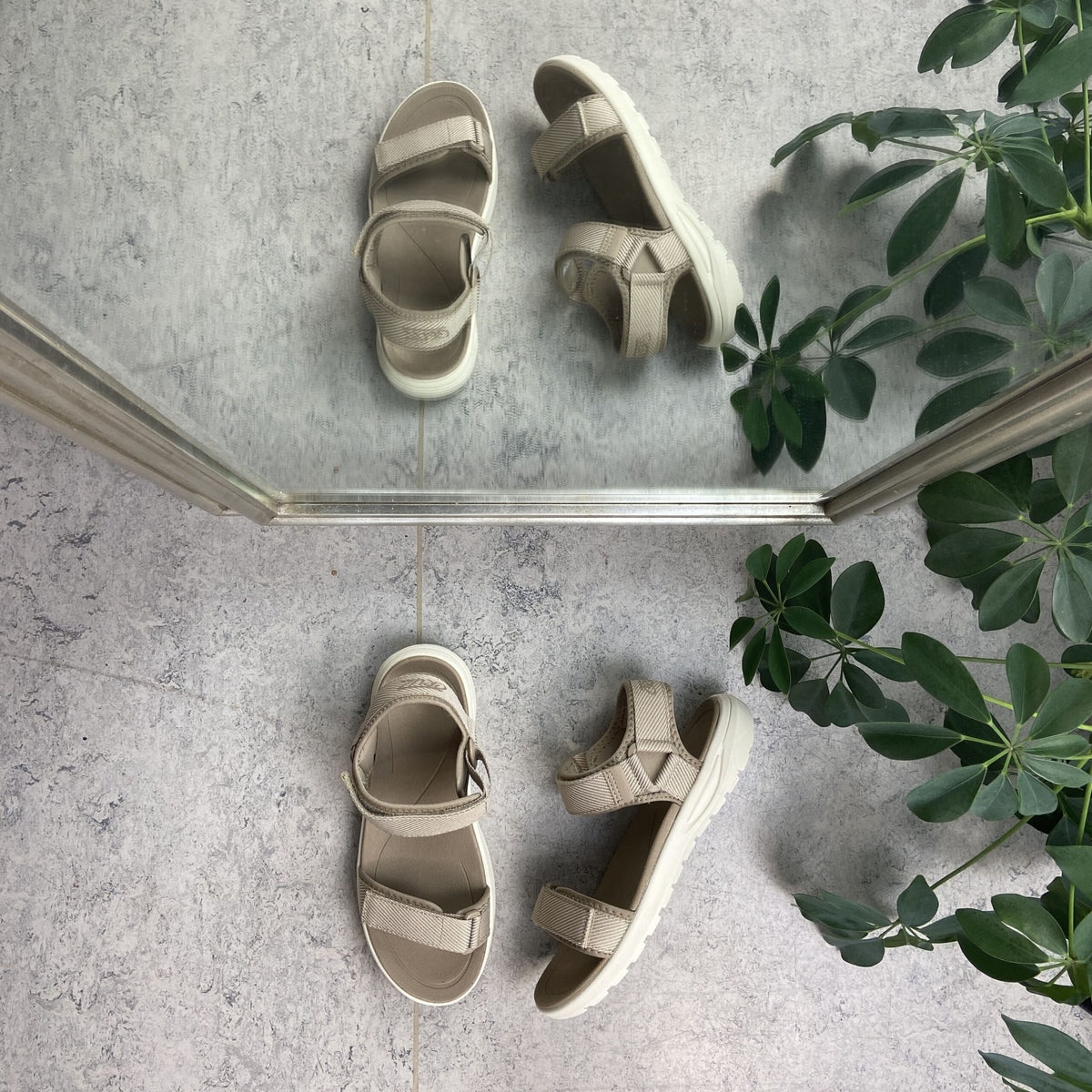 Sandfarvet let sandal med brede remme