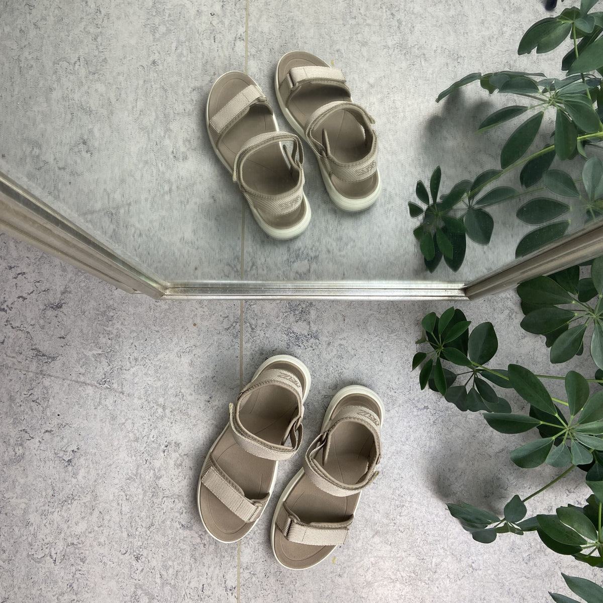 Sandfarvet let sandal med brede remme