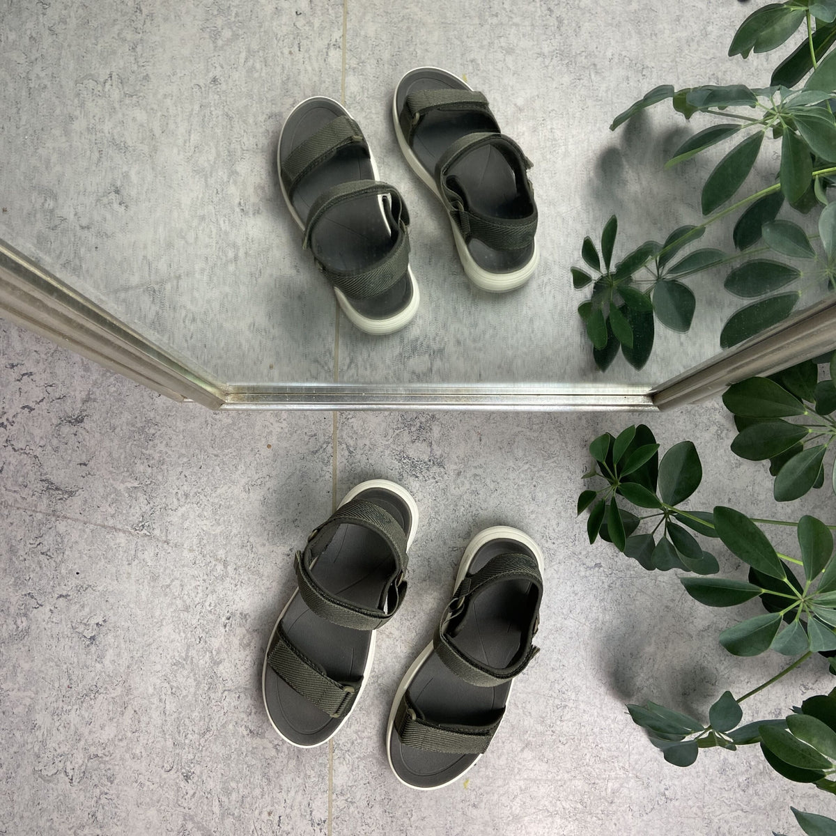 Olivengrøn let sandal med brede remme fra Cruz