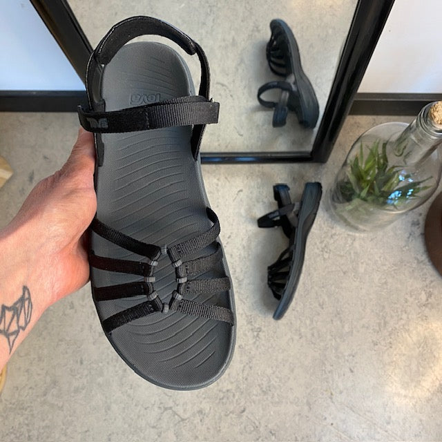 Sort Teva Tirra Traveler sandal med svangstøtte og perfekt pasform