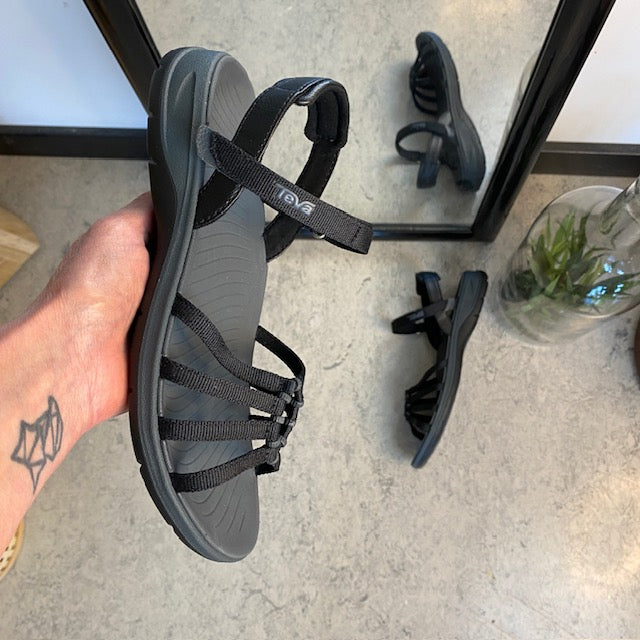 Sort Teva Tirra Traveler sandal med svangstøtte og perfekt pasform