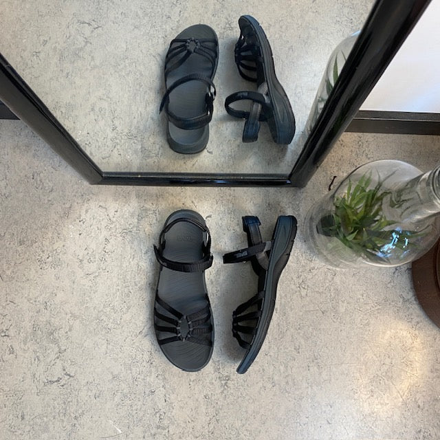 Sort Teva Tirra Traveler sandal med svangstøtte og perfekt pasform