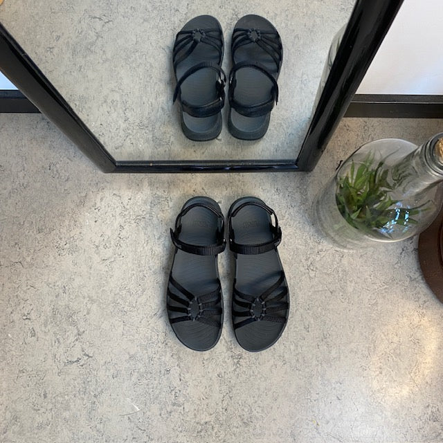 Sort Teva Tirra Traveler sandal med svangstøtte og perfekt pasform