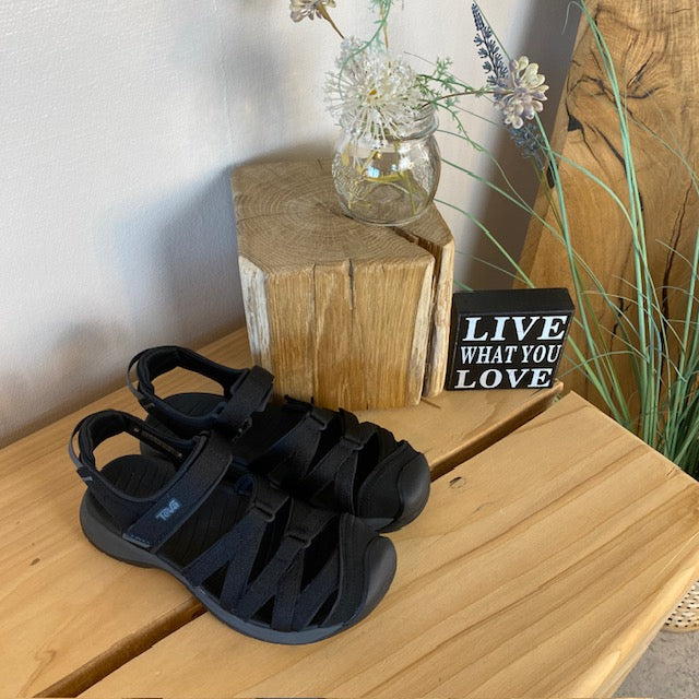 Sort Teva Tirra lukket sandal med tåbeskyttelse og stødabsorbering