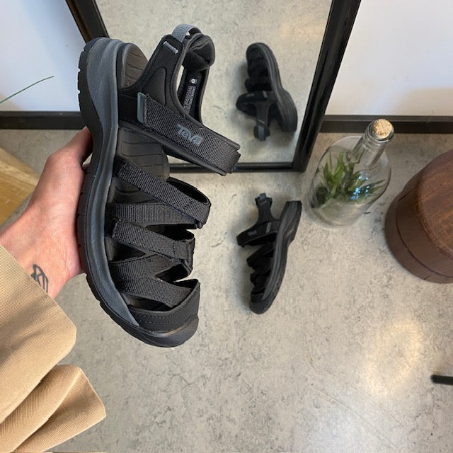 Sort Teva Tirra lukket sandal med tåbeskyttelse og stødabsorbering