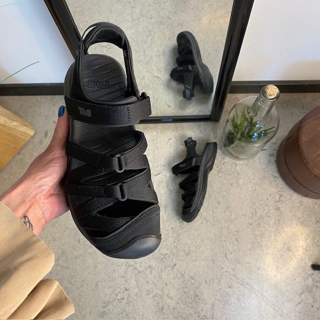 Sort Teva Tirra lukket sandal med tåbeskyttelse og stødabsorbering