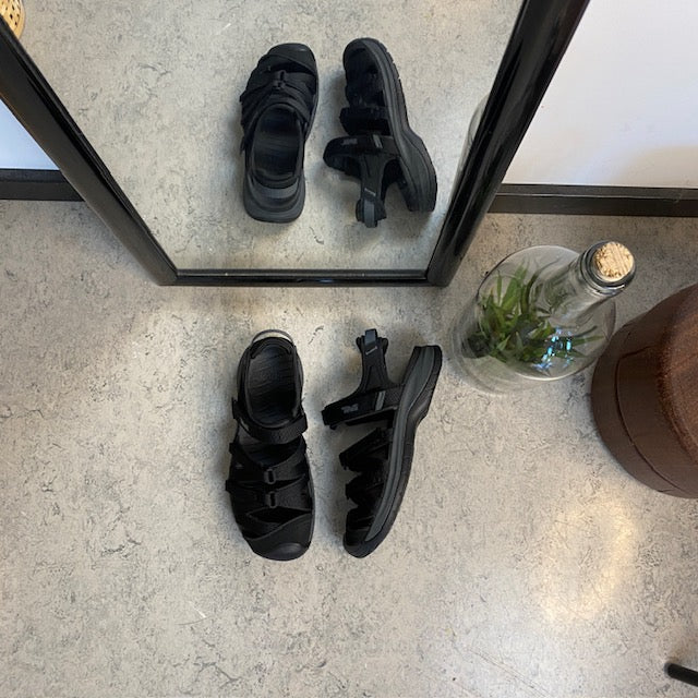 Sort Teva Tirra lukket sandal med tåbeskyttelse og stødabsorbering