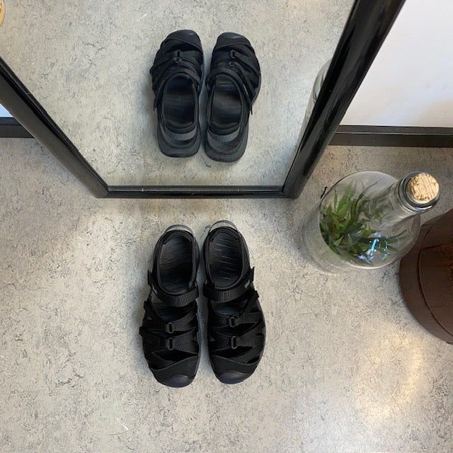 Sort Teva Tirra lukket sandal med tåbeskyttelse og stødabsorbering