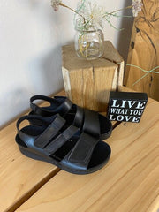Sort sandal med tre justerbare remme