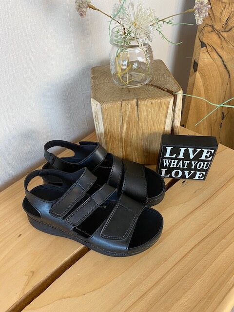 Sort sandal med tre justerbare remme