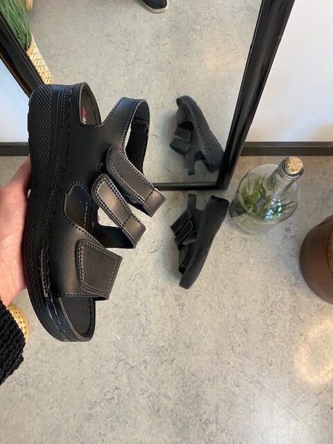 Sort sandal med tre justerbare remme