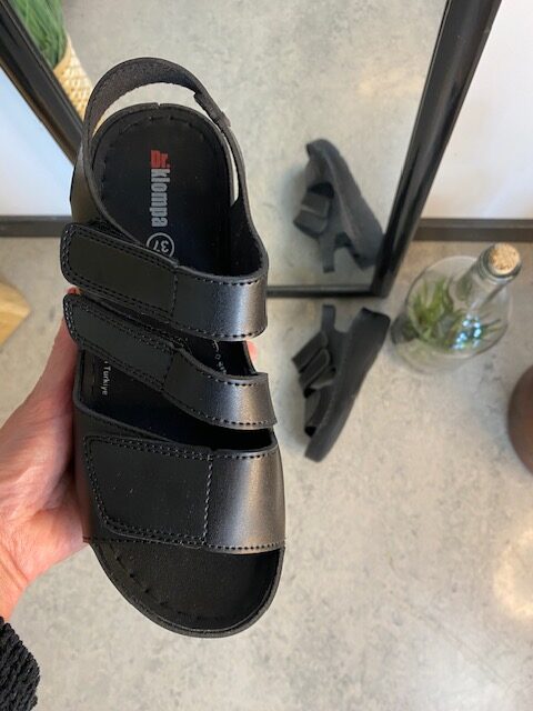 Sort sandal med tre justerbare remme