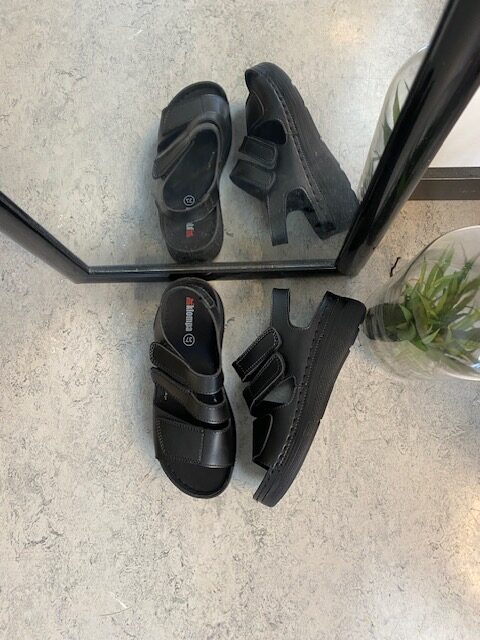 Sort sandal med tre justerbare remme