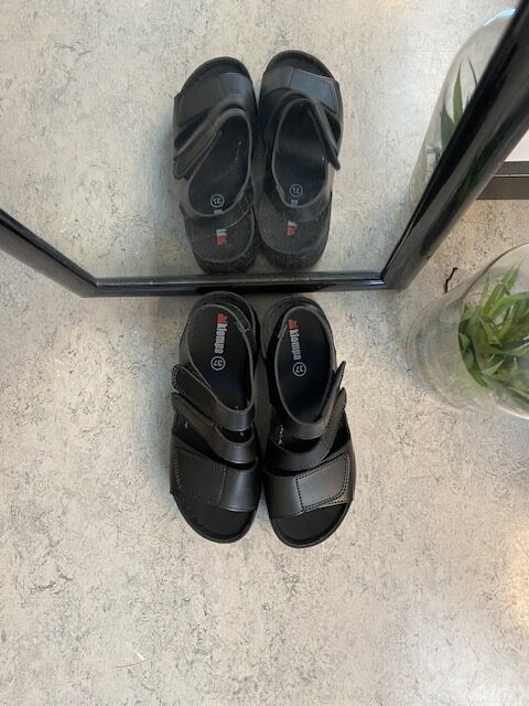 Sort sandal med tre justerbare remme